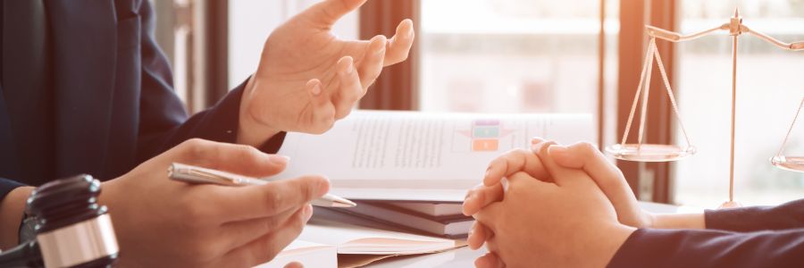 企業向けコンサルティングのイメージ画像。ミーティングをする二人のビジネスマンの手元