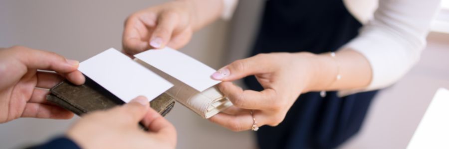 ビジネスマナーのイメージ図。名刺交換の手元のアップ。